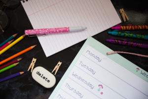Schreibtisch mit Stiften und Zetteln
