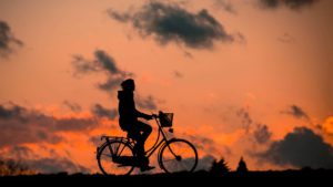 Radfahrer vor Sonnenuntergang
